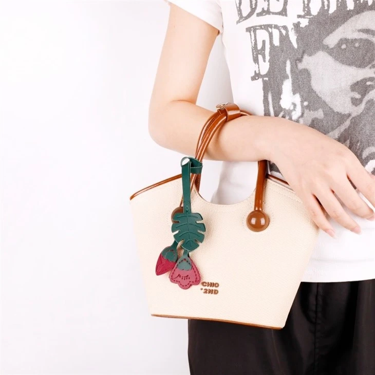 Leather Flower Keychain | Versatile Charm To Style Anywhere suppliers